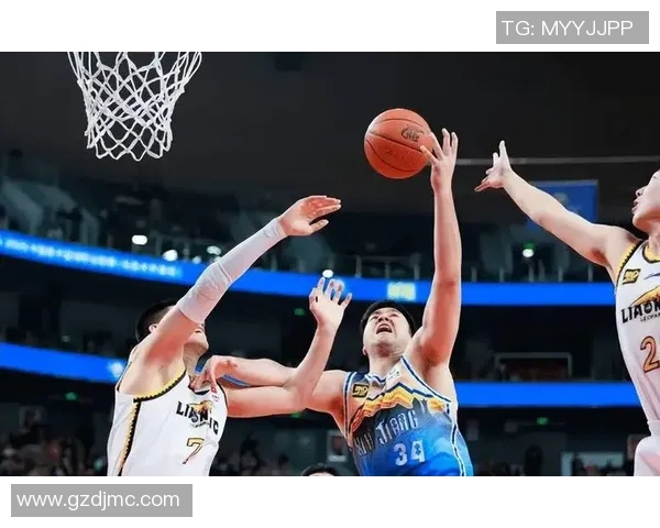 CBA激战新疆男篮对决北京男篮巅峰对决引发球迷热议